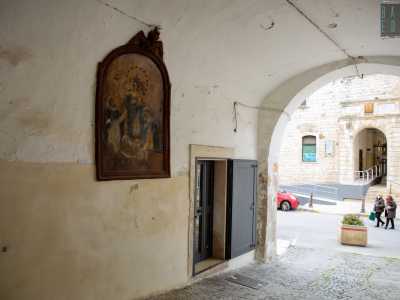 Passando per via Umberto I raggiungiamo poi il poco lontano Arco Curci, nei pressi della chiesa di San Domenico. Qui si colloca, racchiusa in una cornice lignea che termina in una testa d�angelo, l�edicola della Madonna del Rosario
